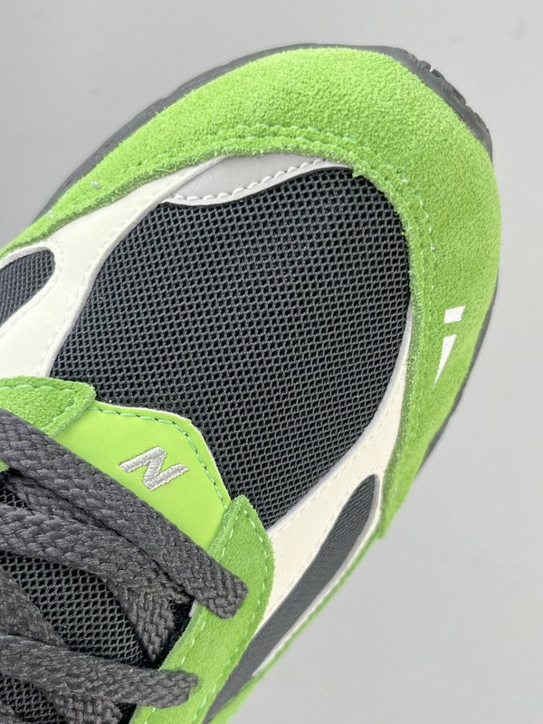 뉴발란스 NB2002R 로우탑 러닝화 001-279778