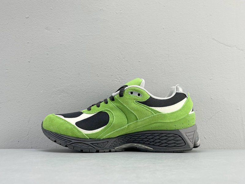 뉴발란스 NB2002R 로우탑 러닝화 001-279778
