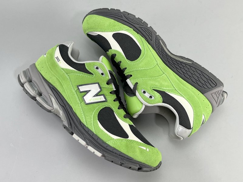 뉴발란스 NB2002R 로우탑 러닝화 001-279778