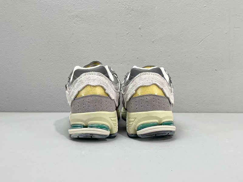 뉴발란스 2002R 디컨스트럭트 클라우드 그레이 로우탑 001-279796