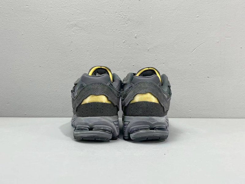 뉴발란스 2002R 디컨스트럭션 그레이 러닝화 001-279800