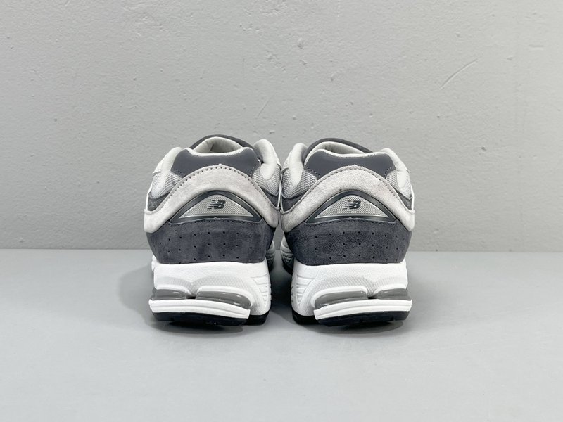 New Balance 미끄럼 방지 로우탑 러닝화 001-279810