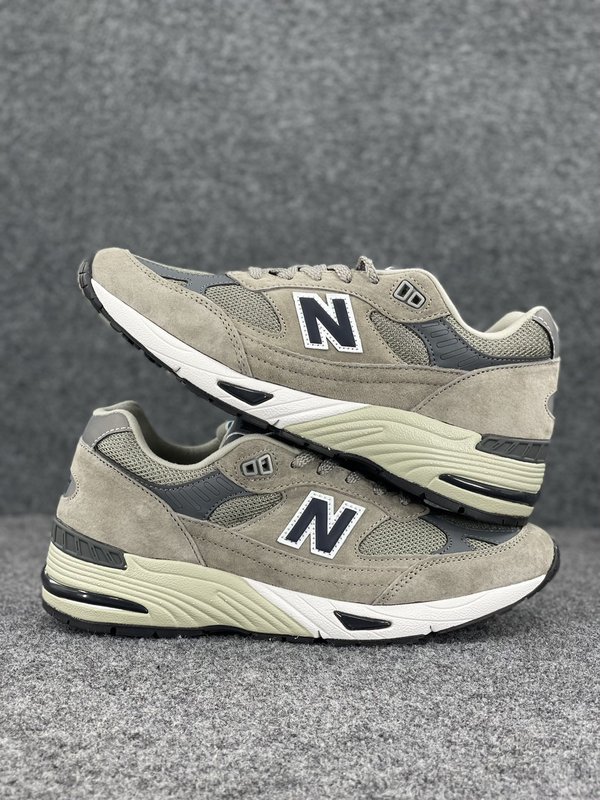 New Balance 그레이&화이트 레트로 러닝화 001-279858