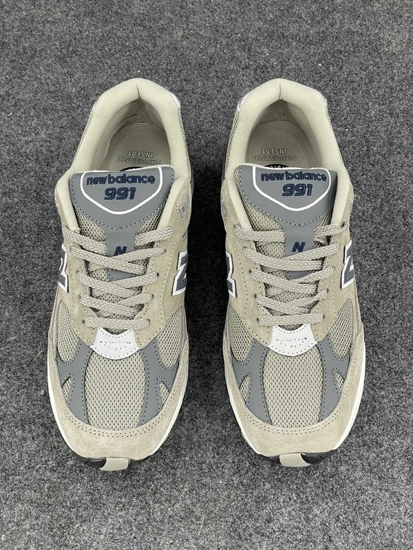 New Balance 그레이&화이트 레트로 러닝화 001-279858