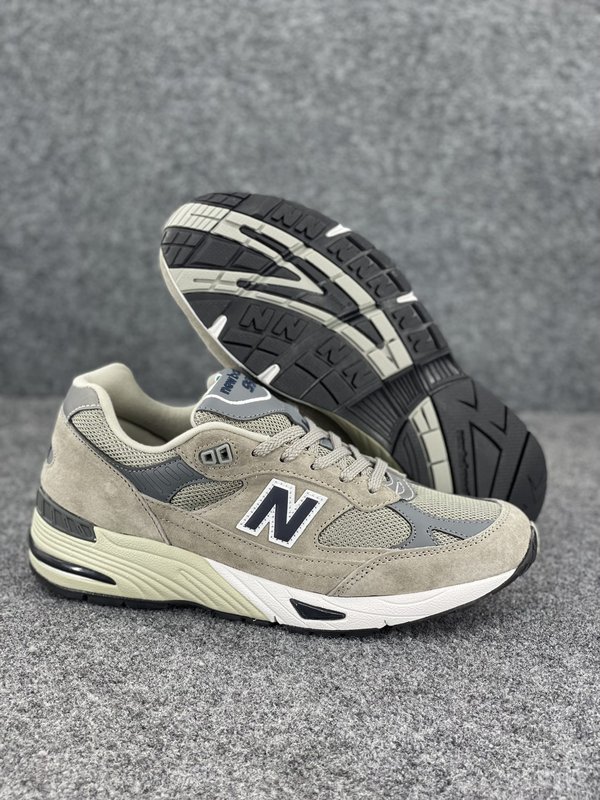 New Balance 그레이&화이트 레트로 러닝화 001-279858
