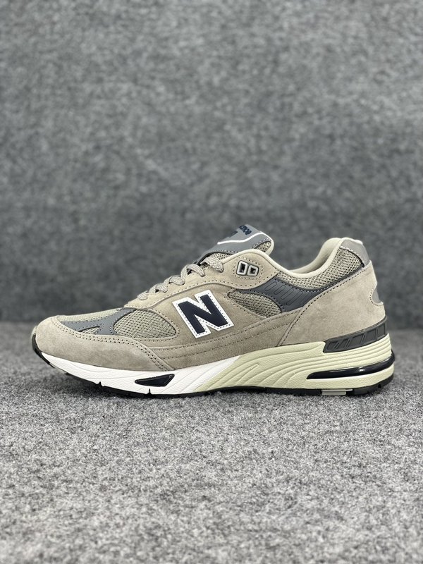 New Balance 그레이&화이트 레트로 러닝화 001-279858