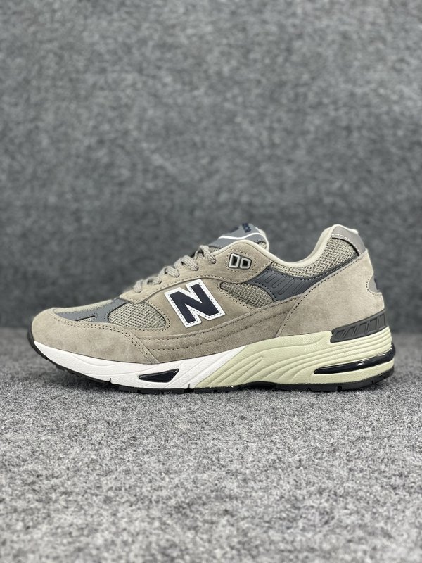 New Balance 그레이&화이트 레트로 러닝화 001-279858