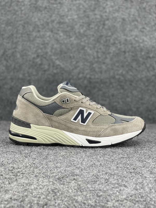 New Balance 그레이&화이트 레트로 러닝화 001-279858