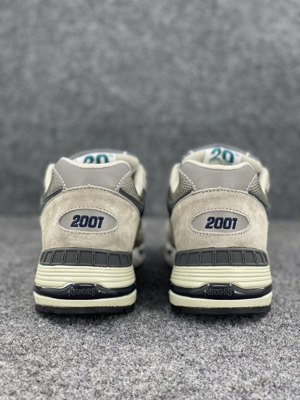 New Balance 그레이&화이트 레트로 러닝화 001-279858