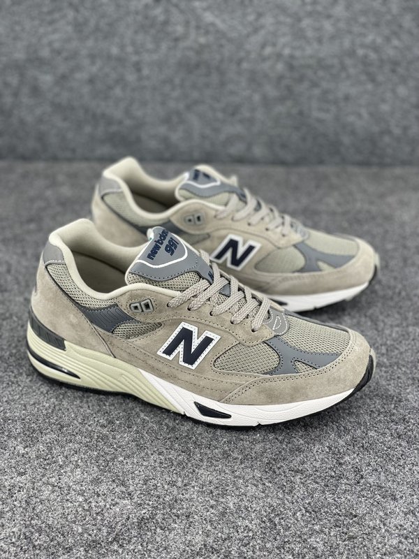 New Balance 그레이&화이트 레트로 러닝화 001-279858