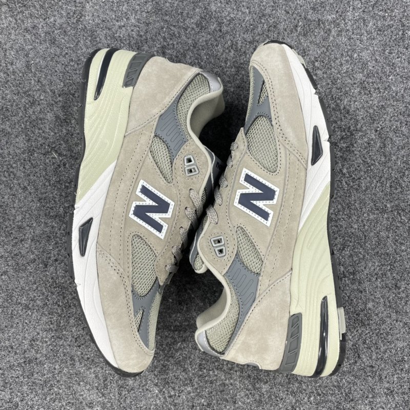 New Balance 그레이&화이트 레트로 러닝화 001-279858