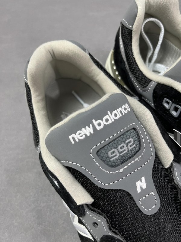 뉴발란스 NB992 블랙 화이트 운동화 001-279928