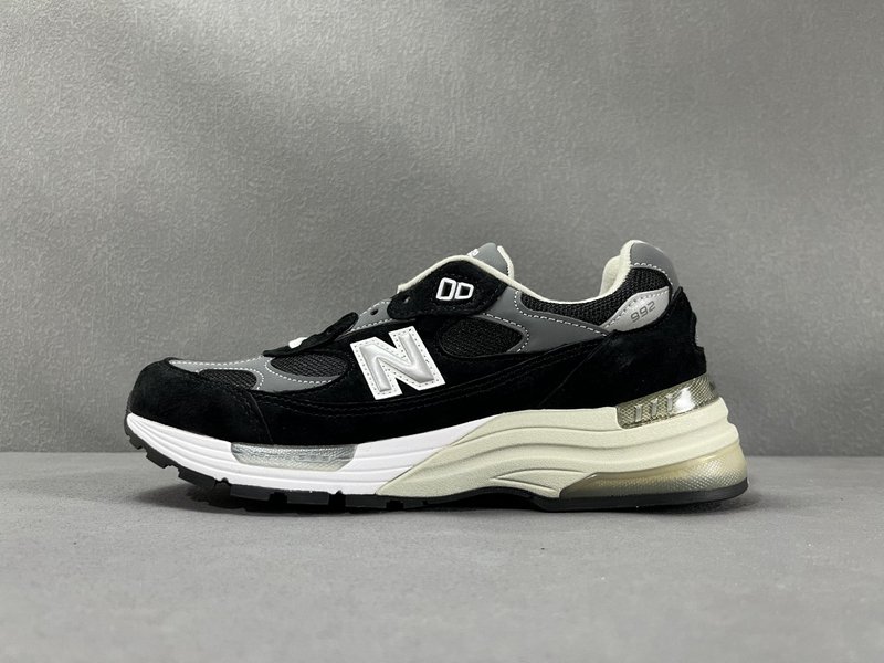 뉴발란스 NB992 블랙 화이트 운동화 001-279928