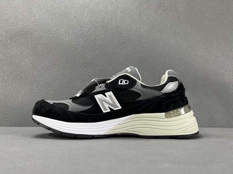뉴발란스 NB992 블랙 화이트 운동화 001-279928