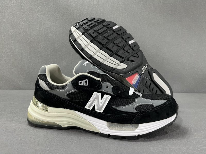 뉴발란스 NB992 블랙 화이트 운동화 001-279928