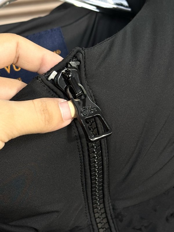 루이비통 패치 풀프린트 로고 다운자켓 001-279967