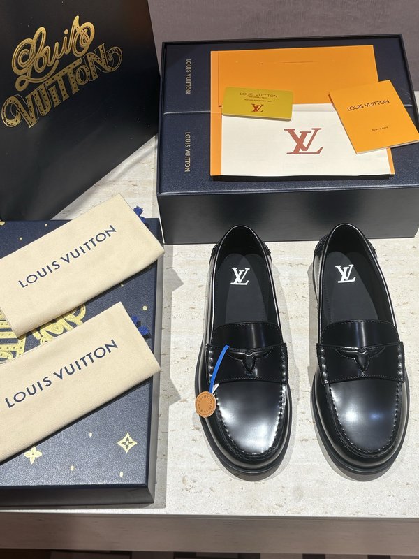 LV 스웨이드 송아지가죽 로퍼 001-280608