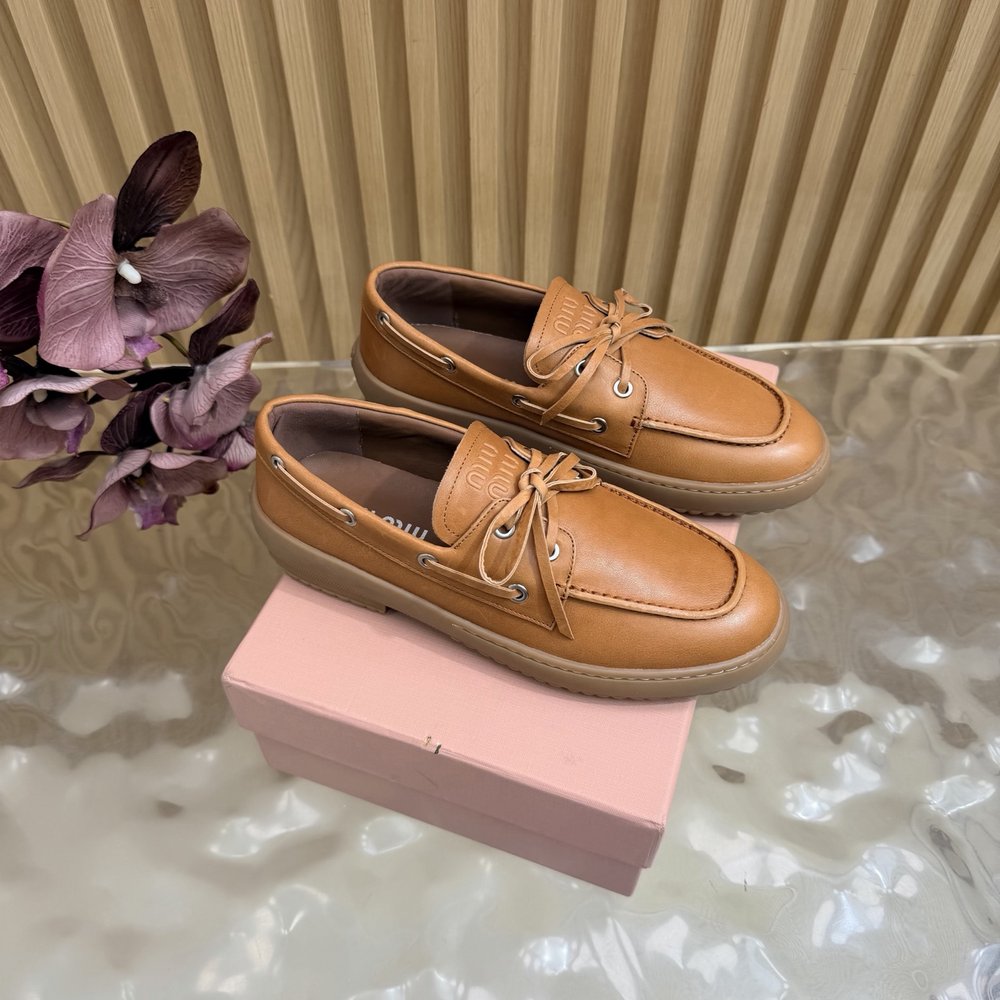 뮤뮤 두꺼운 밑창 캠퍼스 로퍼 001-281045