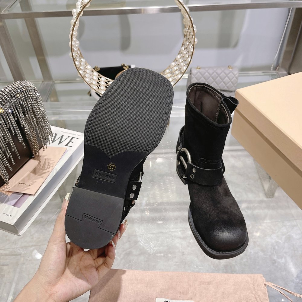 miumiu 26FW 한정판 부츠 001-281050