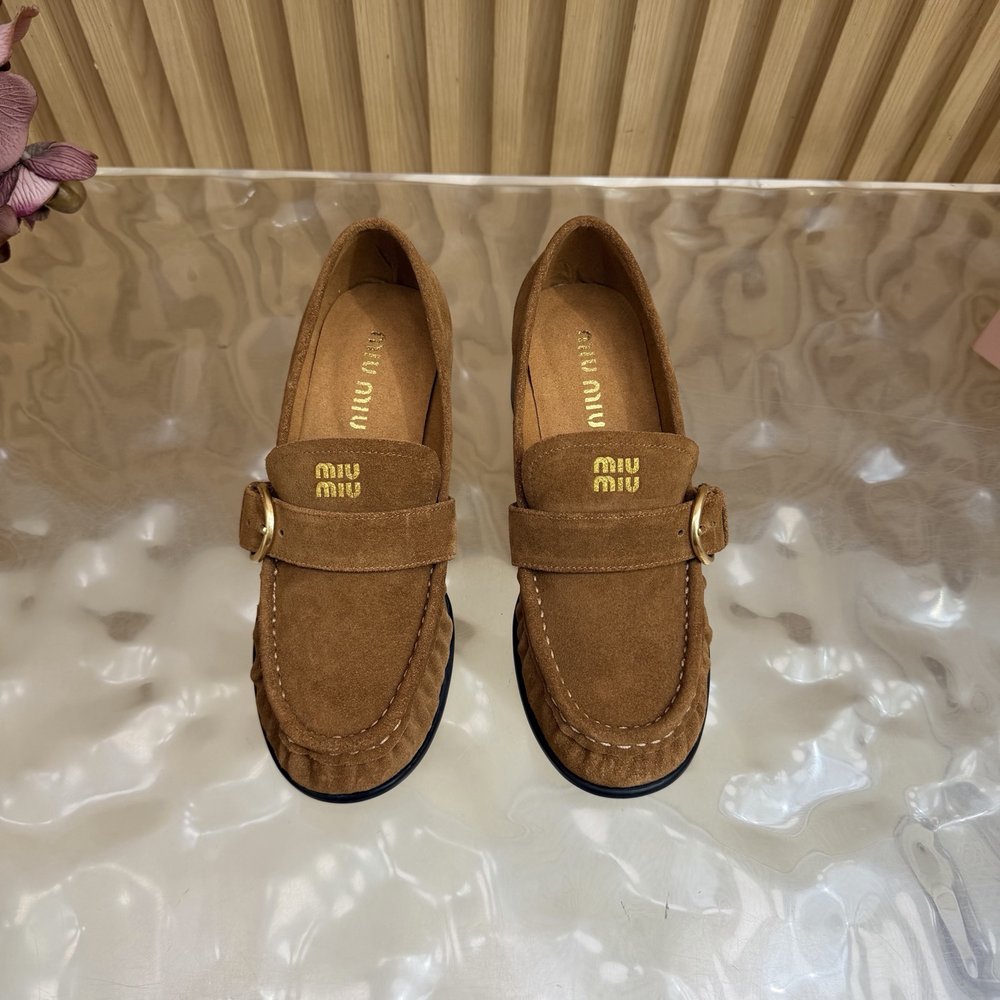 Miu Miu 주름 메탈 버클 로퍼 (굵은 굽) 001-281056