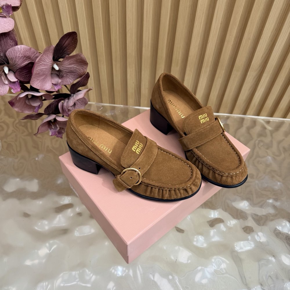 Miu Miu 주름 메탈 버클 로퍼 (굵은 굽) 001-281056