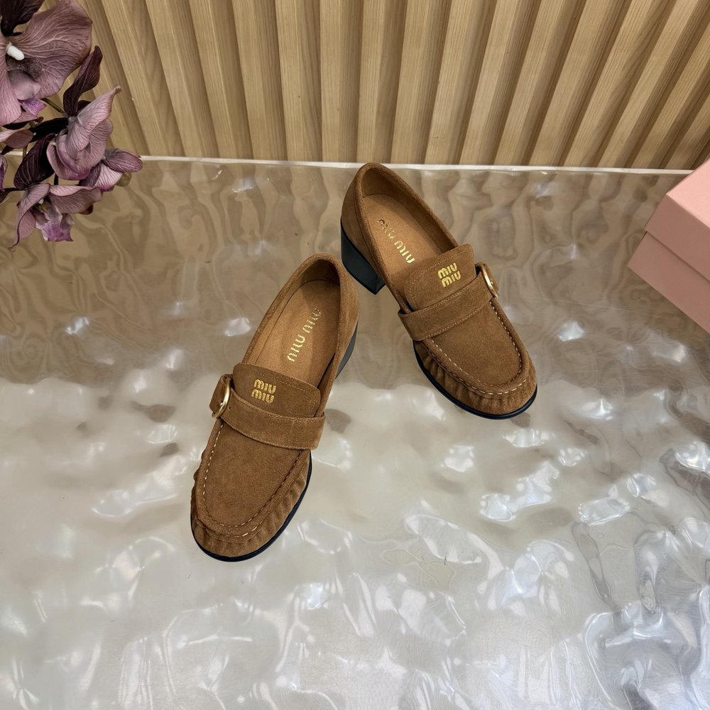 Miu Miu 주름 메탈 버클 로퍼 (굵은 굽) 001-281056