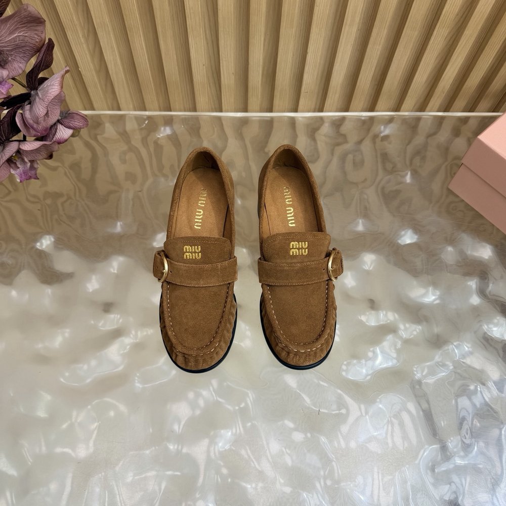 Miu Miu 주름 메탈 버클 로퍼 (굵은 굽) 001-281056