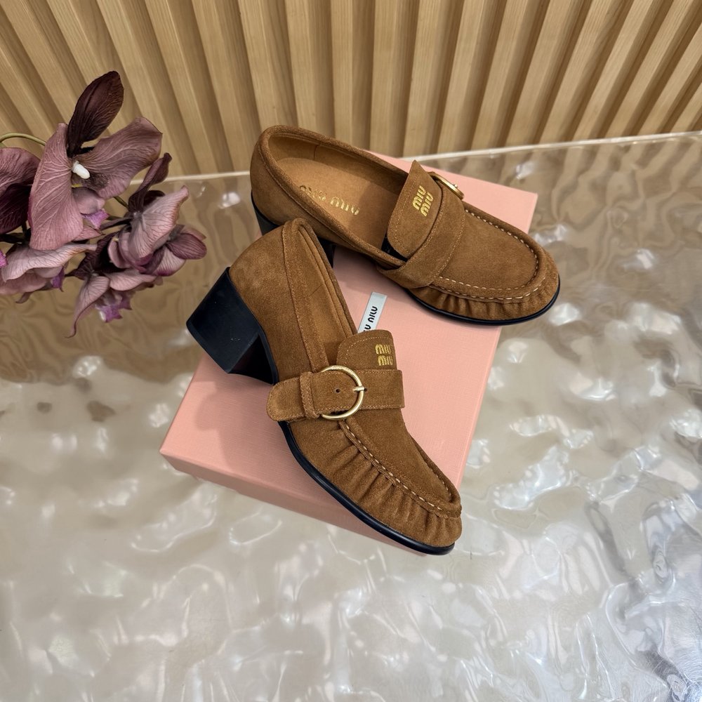 Miu Miu 주름 메탈 버클 로퍼 (굵은 굽) 001-281056