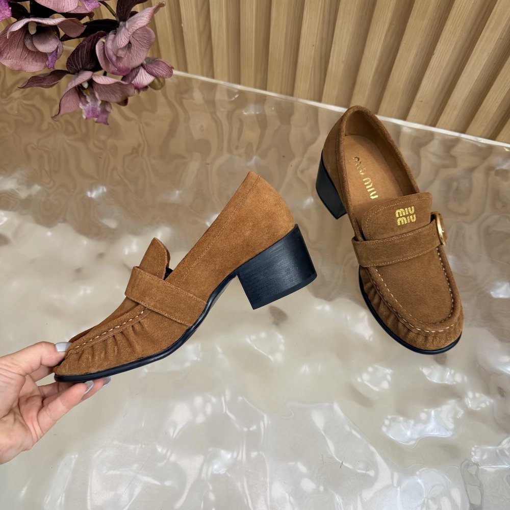 Miu Miu 주름 메탈 버클 로퍼 (굵은 굽) 001-281056