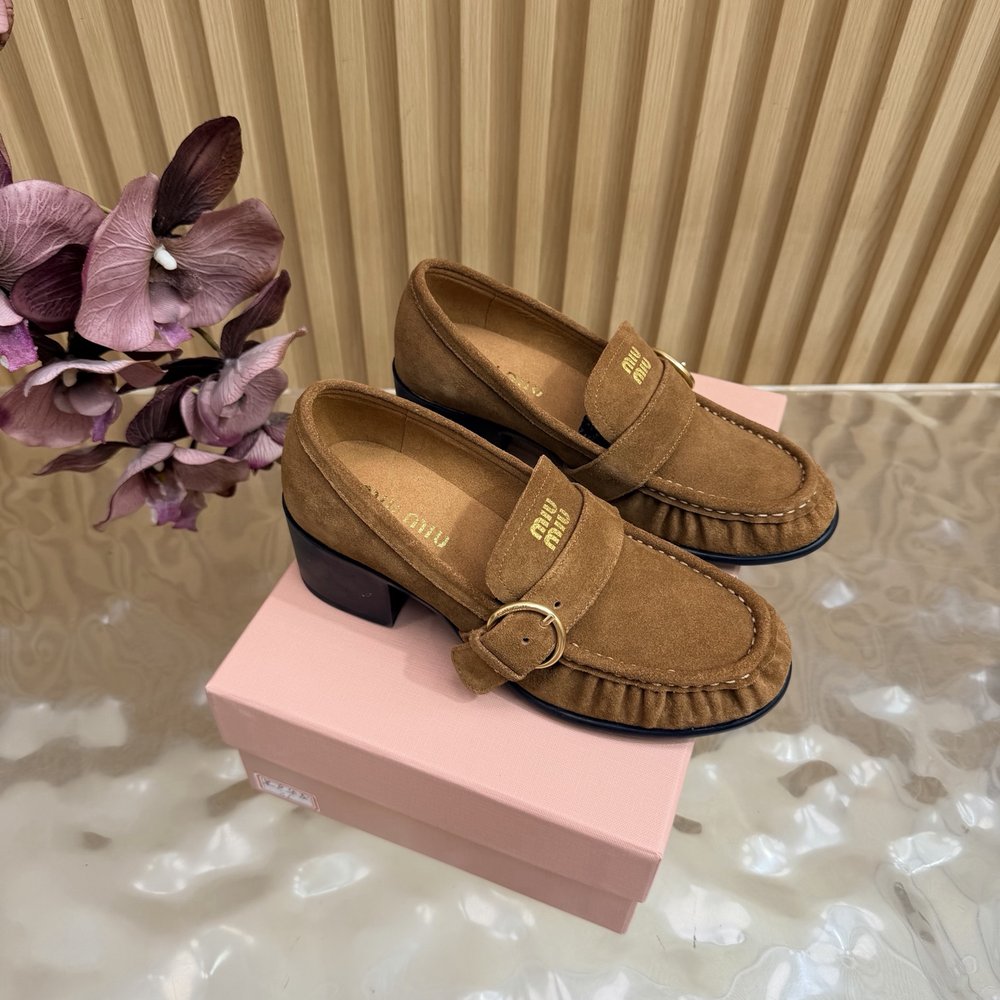 Miu Miu 주름 메탈 버클 로퍼 (굵은 굽) 001-281056