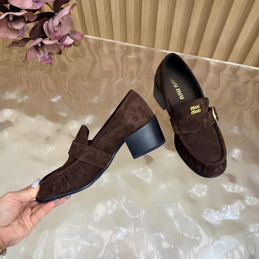 Miu Miu 주름 메탈 버클 로퍼 001-281057
