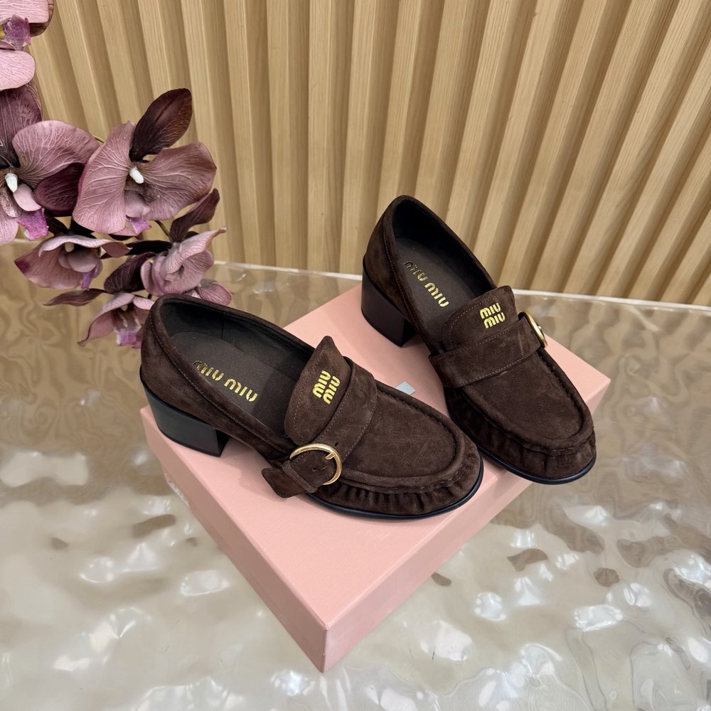 Miu Miu 주름 메탈 버클 로퍼 001-281057