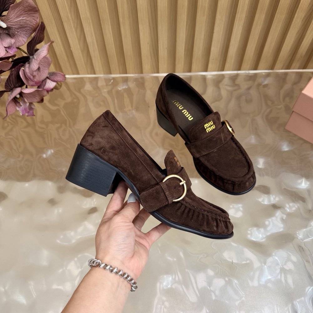 Miu Miu 주름 메탈 버클 로퍼 001-281057