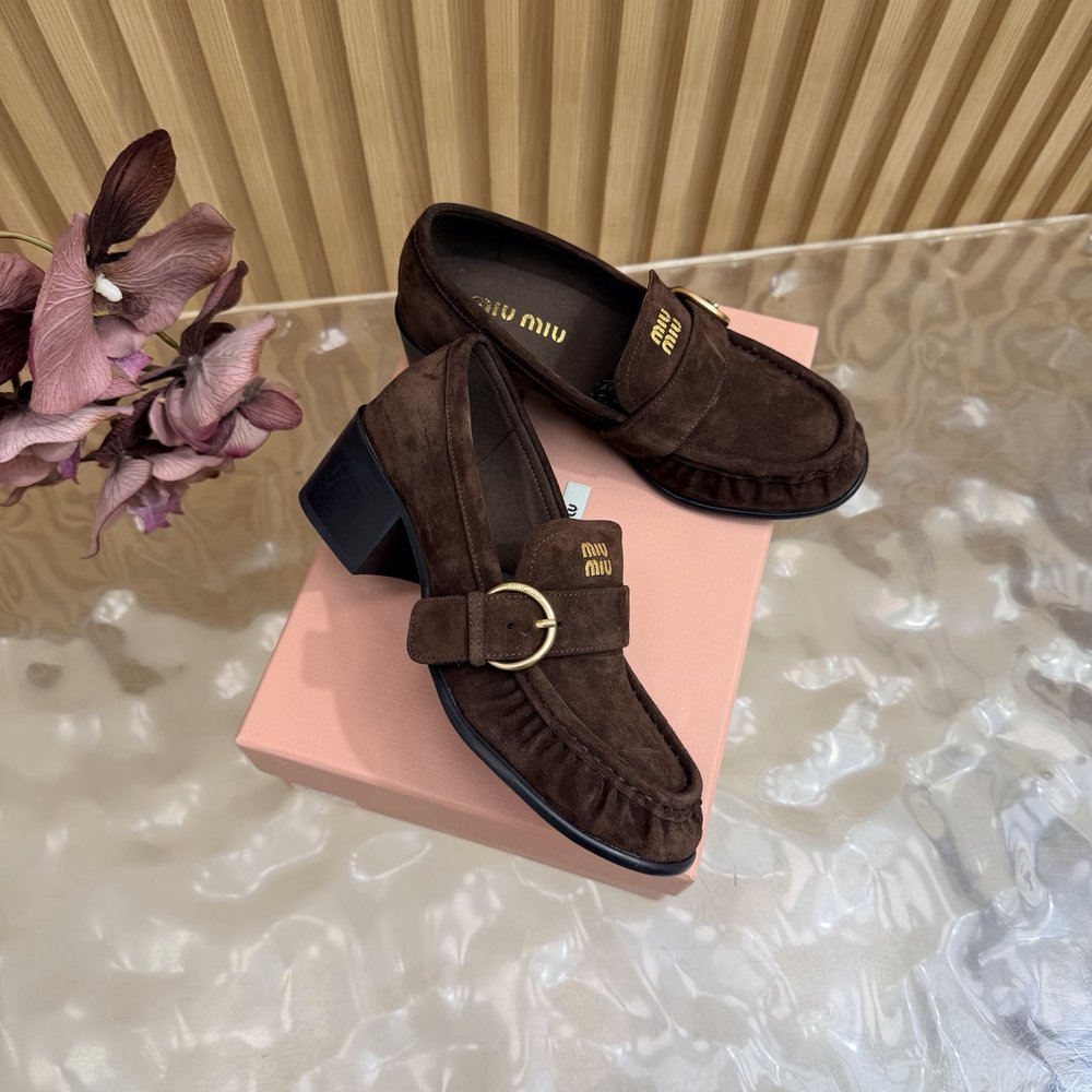 Miu Miu 주름 메탈 버클 로퍼 001-281057