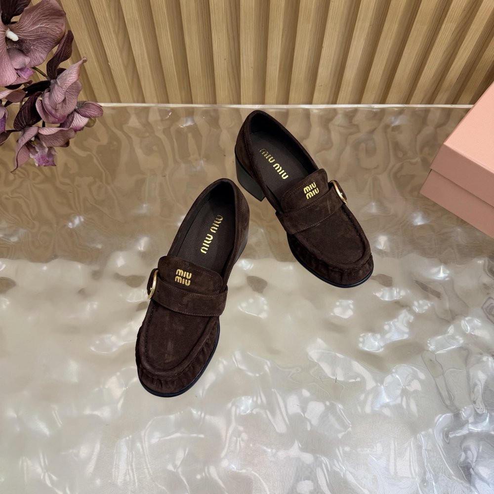 Miu Miu 주름 메탈 버클 로퍼 001-281057