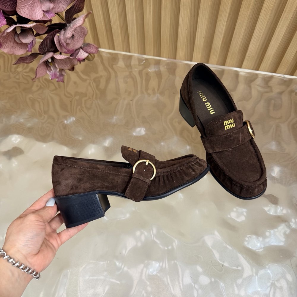 Miu Miu 주름 메탈 버클 로퍼 001-281057