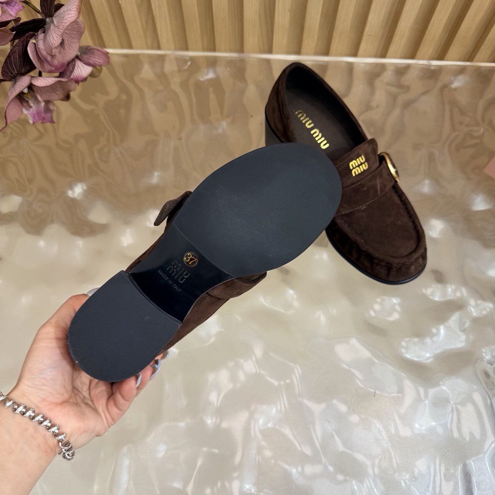 Miu Miu 주름 메탈 버클 로퍼 001-281057