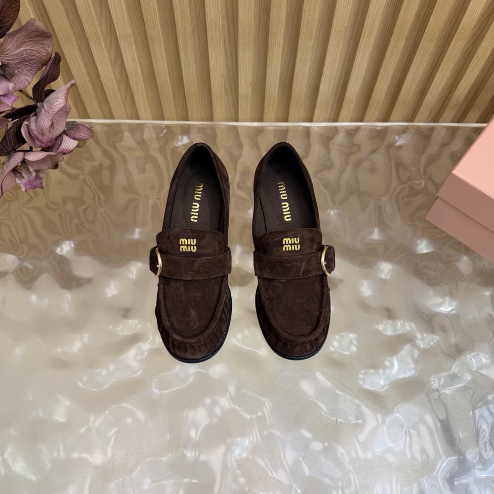 Miu Miu 주름 메탈 버클 로퍼 001-281057