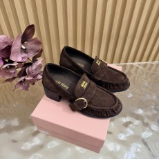 Miu Miu 주름 메탈 버클 로퍼 001-281057