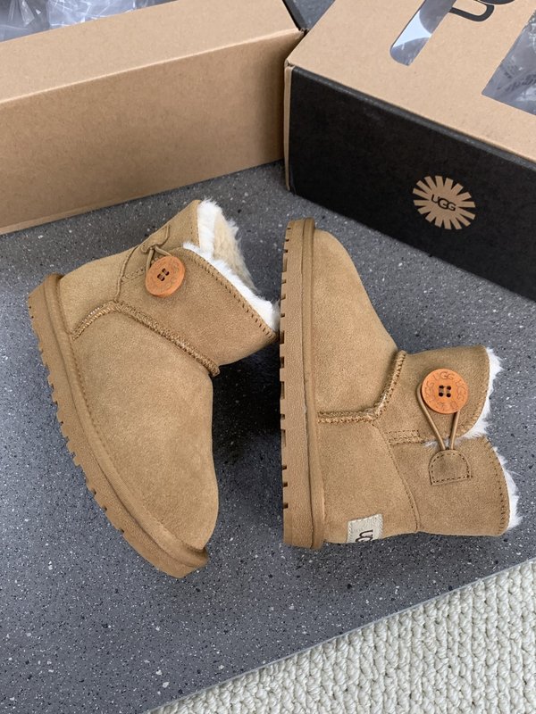 UGG 클래식 나무단추 아동 스노우부츠 001-284620