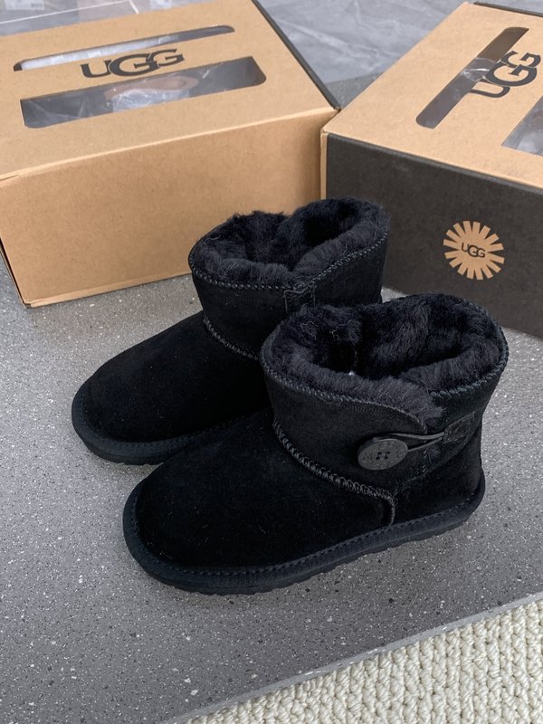 UGG 클래식 나무 단추 아동 스노우 부츠 001-284623