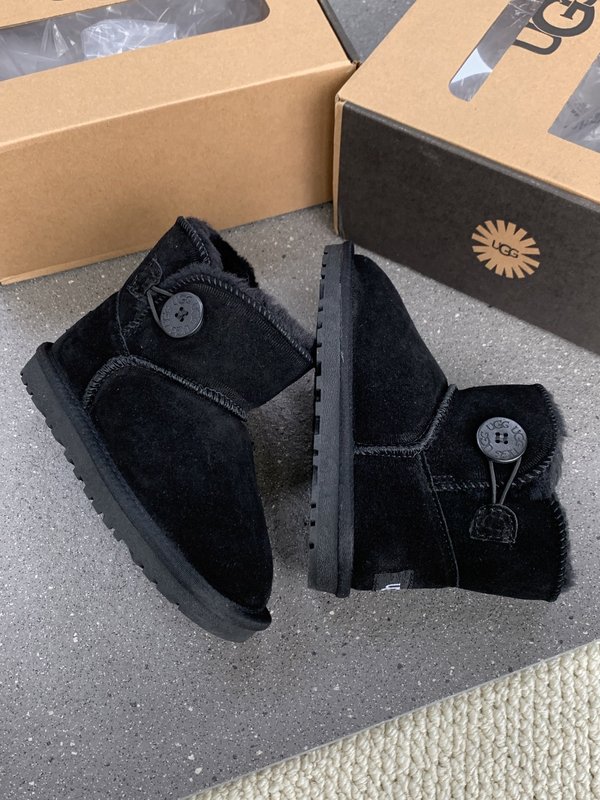 UGG 클래식 나무 단추 아동 스노우 부츠 001-284623