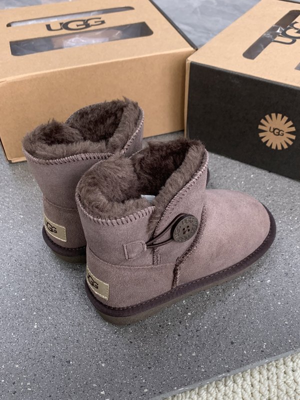 UGG 클래식 나무단추 아동 스노우부츠 001-284625