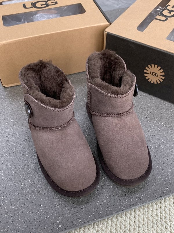 UGG 클래식 나무단추 아동 스노우부츠 001-284625