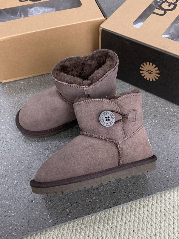 UGG 클래식 나무단추 아동 스노우부츠 001-284625