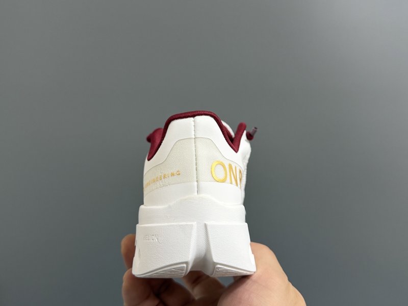 온 러닝 Cloudsurfer Next 아동 탄성끈 운 001-285057