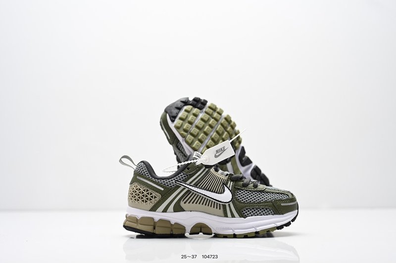 나이키 Zoom Vomero 5 키즈 러닝화 001-285156
