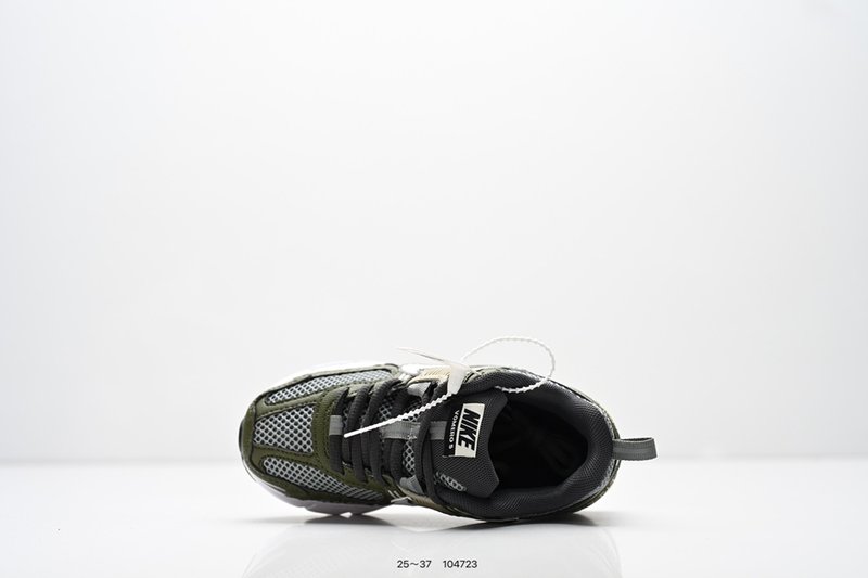 나이키 Zoom Vomero 5 키즈 러닝화 001-285156