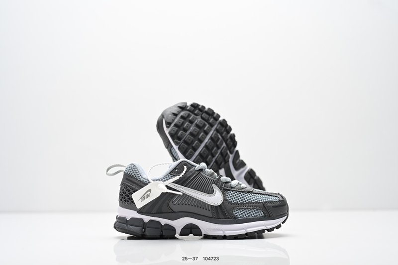 나이키 Zoom Vomero 5 레트로 러닝화 키즈 001-285160