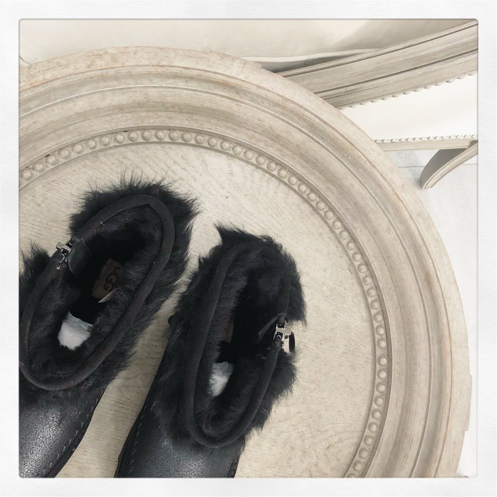 UGG 하이버전 패치 앵클부츠 001-286442